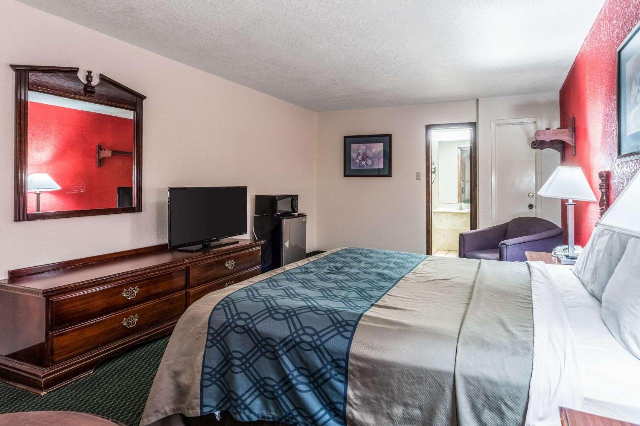 Queen Room - Non-Smoking at Econo Lodge Inn & Suites Flowood - Jackson Northeast