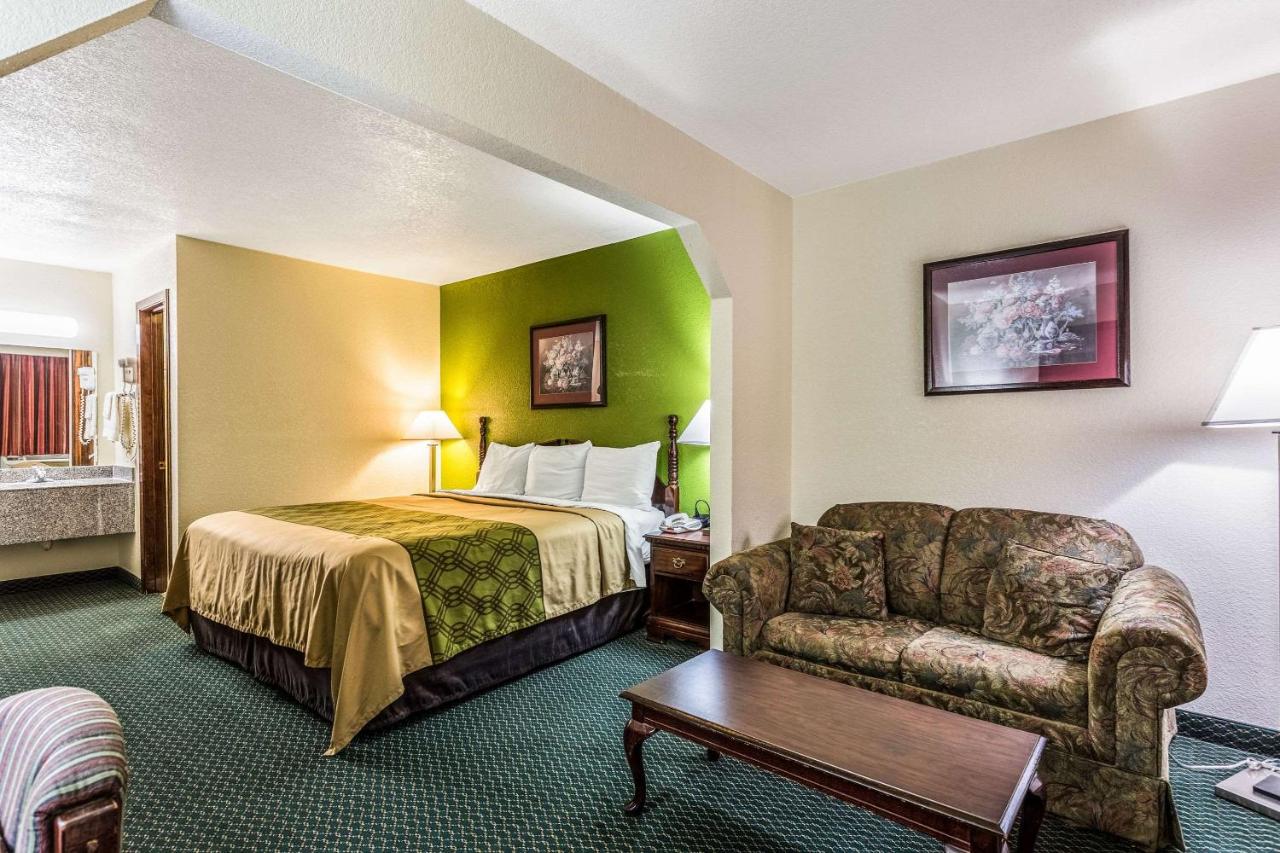 King Suite - Smoking at Econo Lodge Inn & Suites Flowood - Jackson Northeast