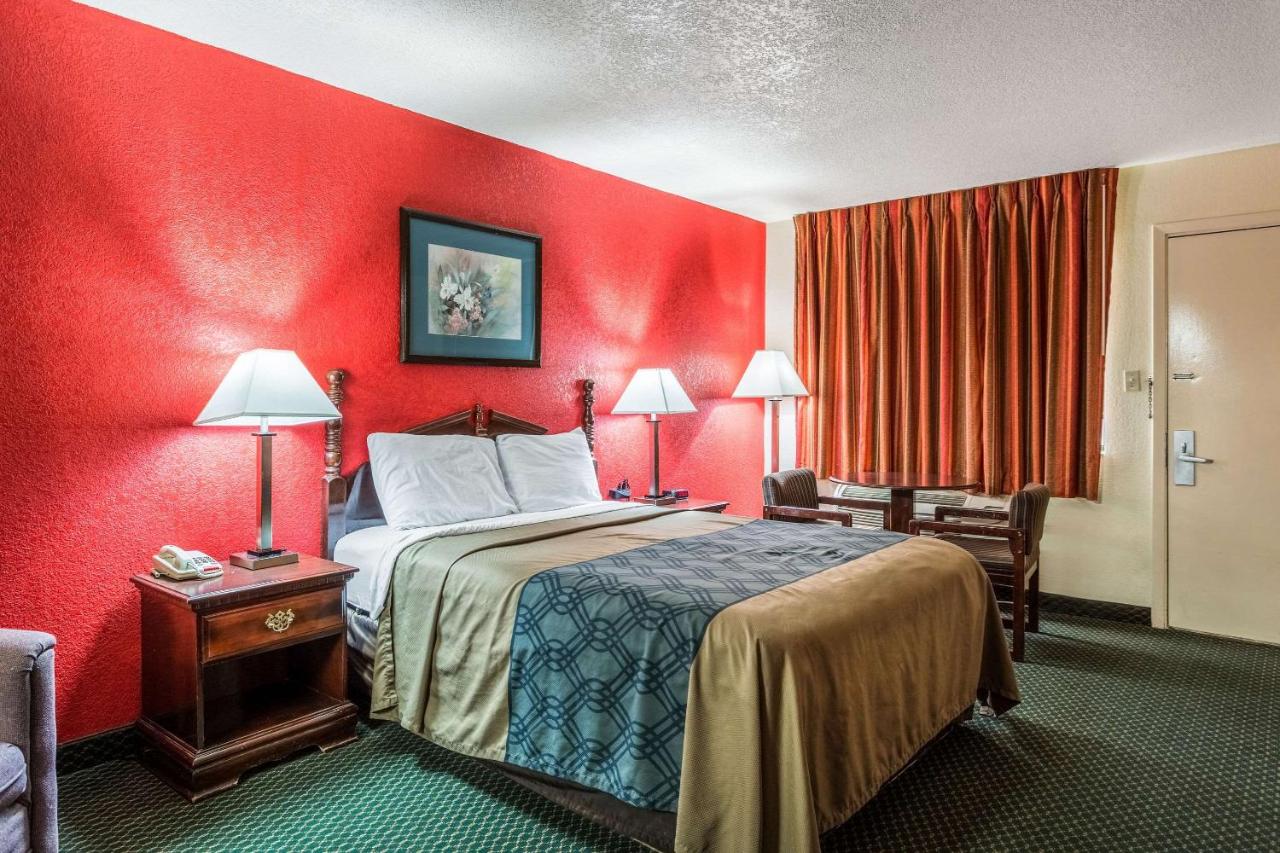 Queen Room - Non-Smoking at Econo Lodge Inn & Suites Flowood - Jackson Northeast