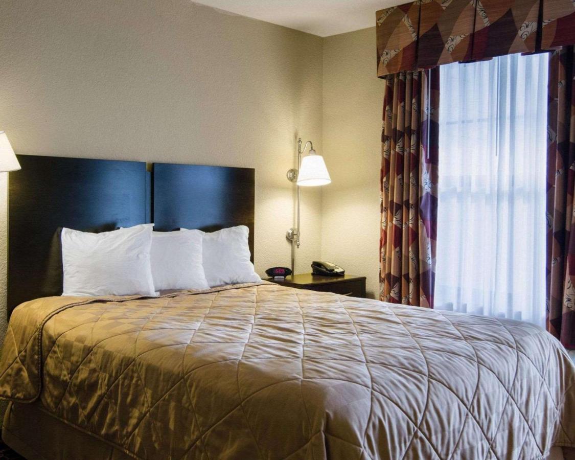 Queen Suite at Affordable Suites of America Rogers - Bentonville