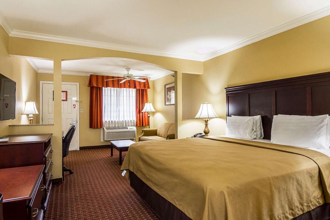 King Suite - Non-Smoking at Bryant Inn & Suites