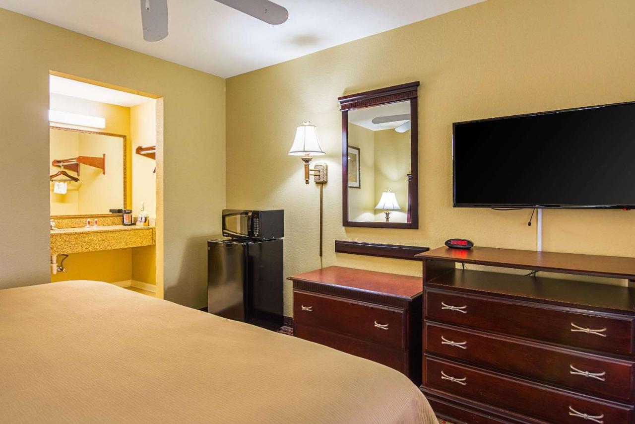 King Room - Smoking  at Bryant Inn & Suites