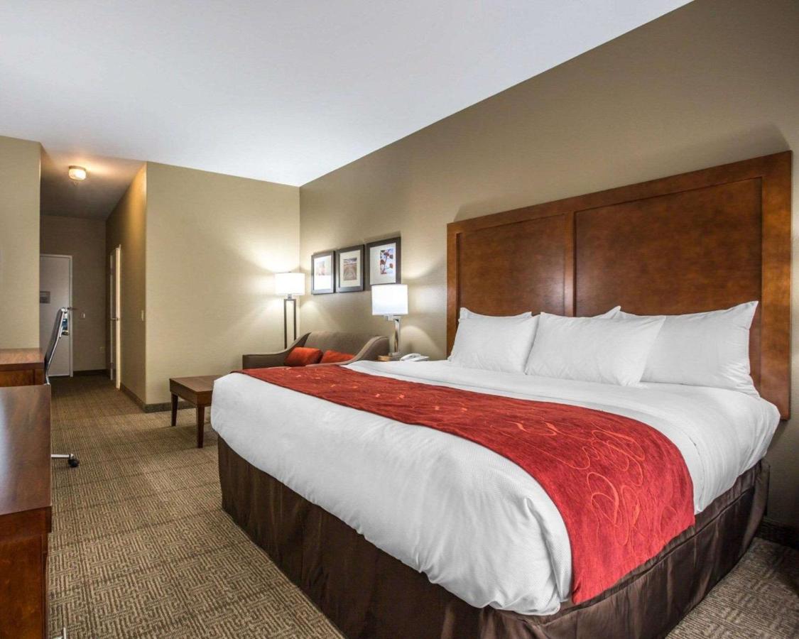 King Suite - Accessible/Non-Smoking at Comfort Suites Victorville-Hesperia