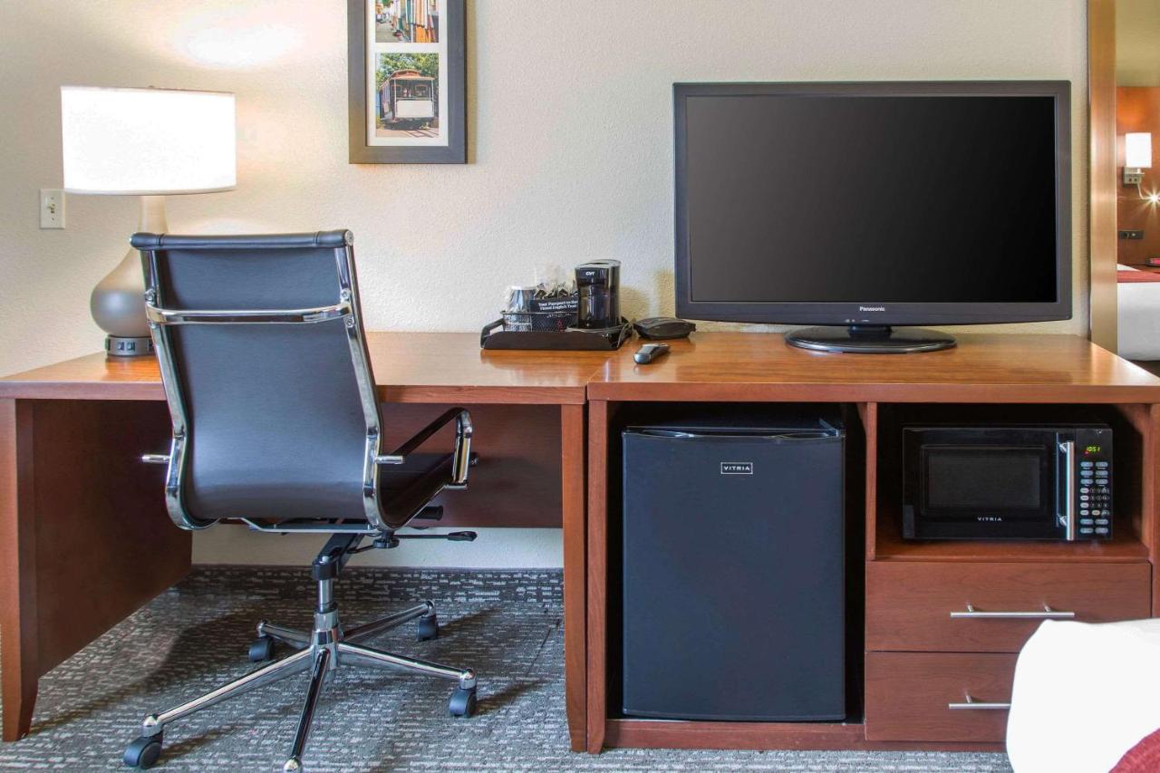 King Suite at Comfort Inn and Suites San Francisco Airport North