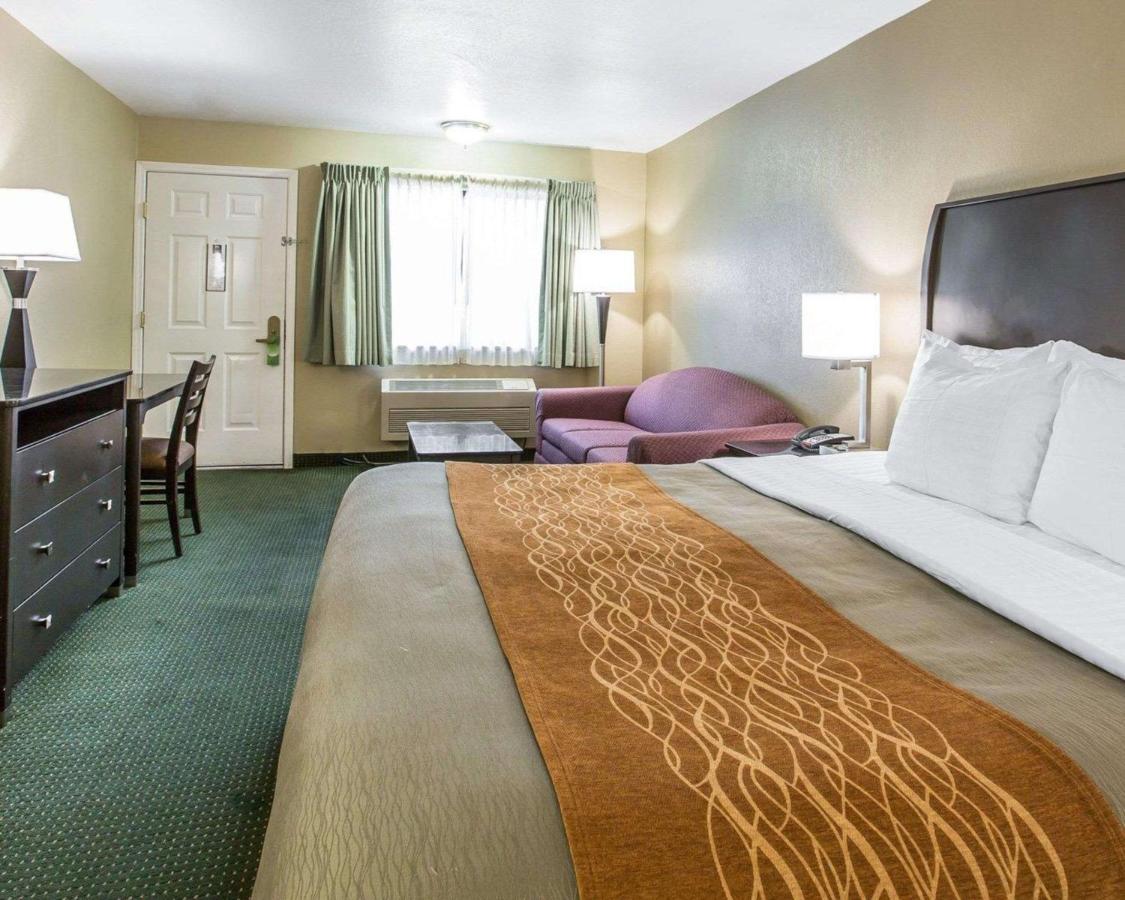 King Room with Mountain View - Non-Smoking at The Oakhurst Inn at Yosemite