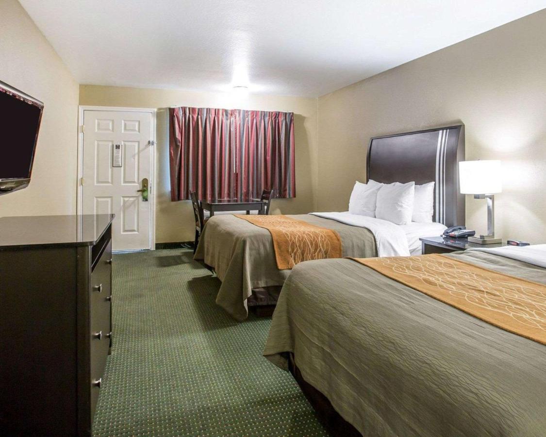 Queen Room with Two Queen Beds - Disability Access/Non-Smoking at The Oakhurst Inn at Yosemite