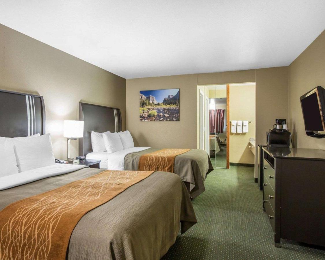 Queen Room with Two Queen Beds - Disability Access/Non-Smoking at The Oakhurst Inn at Yosemite