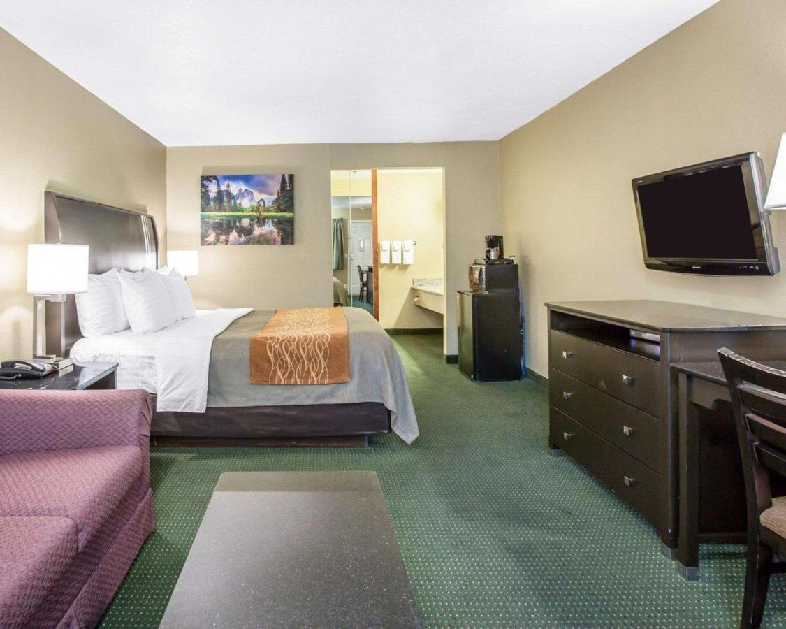 King Room with Mountain View - Non-Smoking at The Oakhurst Inn at Yosemite