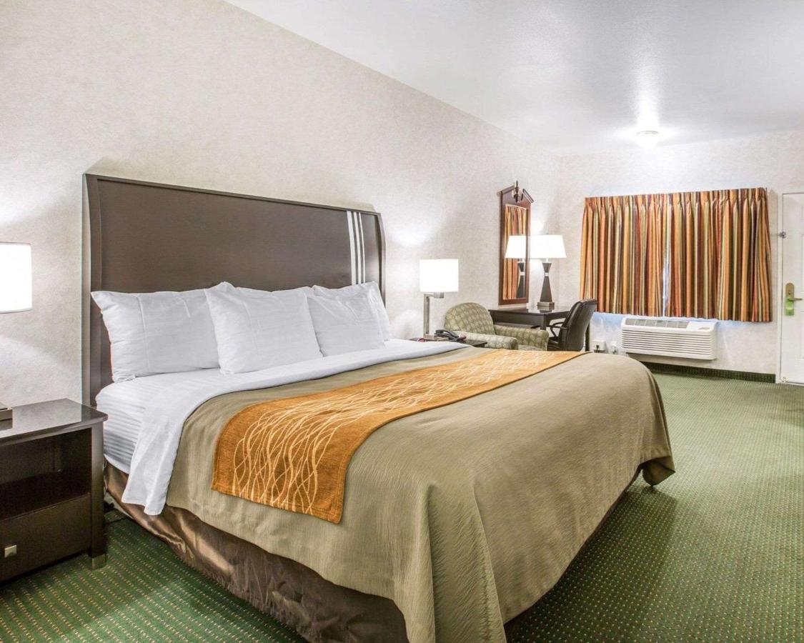 Business Queen Room - Non-Smoking at The Oakhurst Inn at Yosemite
