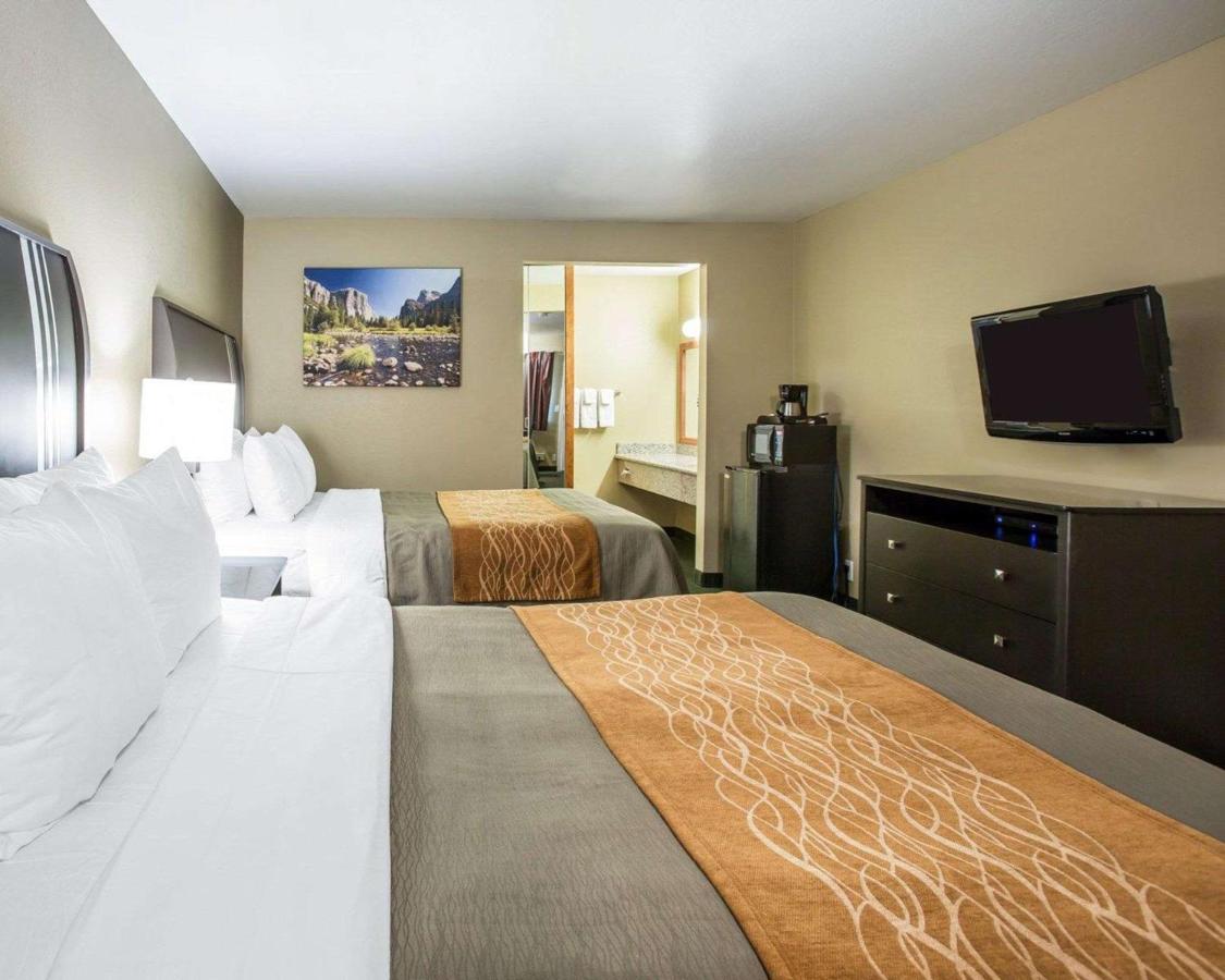 Queen Room with Two Queen Beds - Disability Access/Non-Smoking at The Oakhurst Inn at Yosemite
