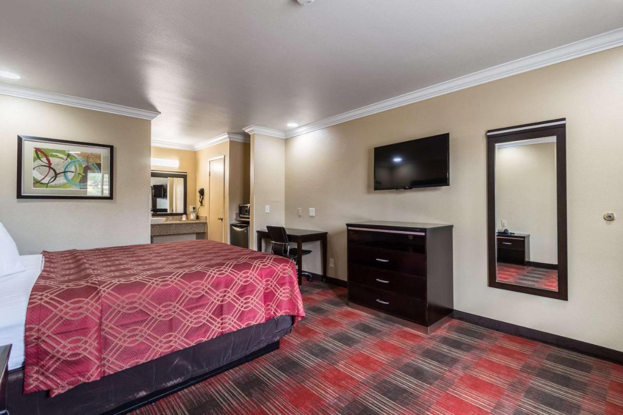 King Room - Non-Smoking at Econo Lodge Inn & Suites Escondido Downtown