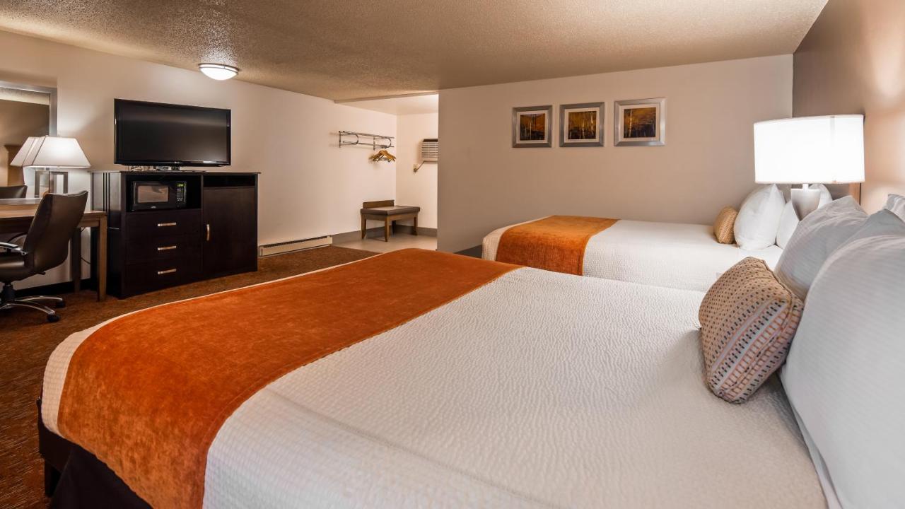 Queen Room with Two Queen Beds and Bath Tub - Disability Access at Best Western Paradise Inn