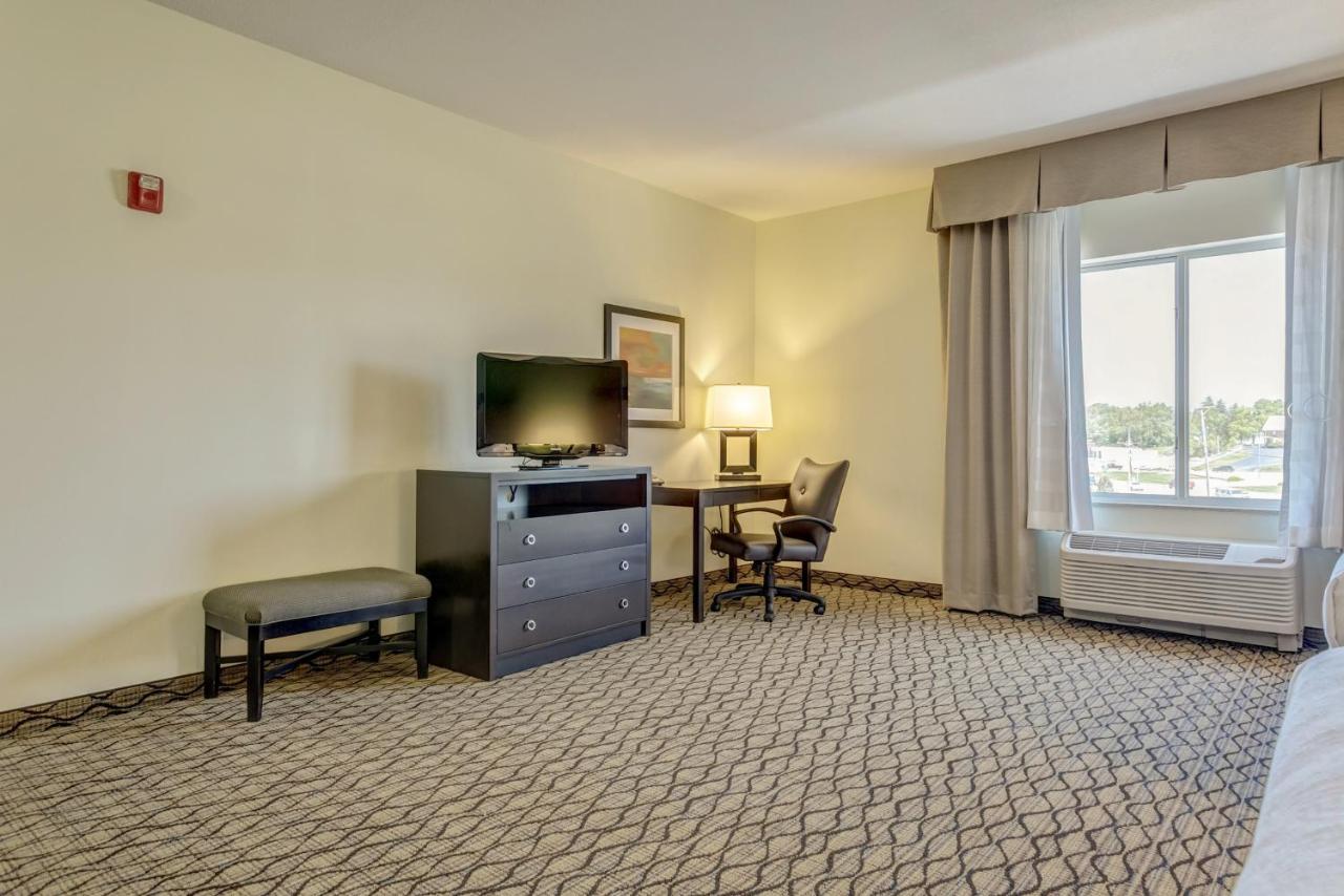 Twin Room - Mobility Access with Bath Tub at Holiday Inn Poplar Bluff, an IHG Hotel