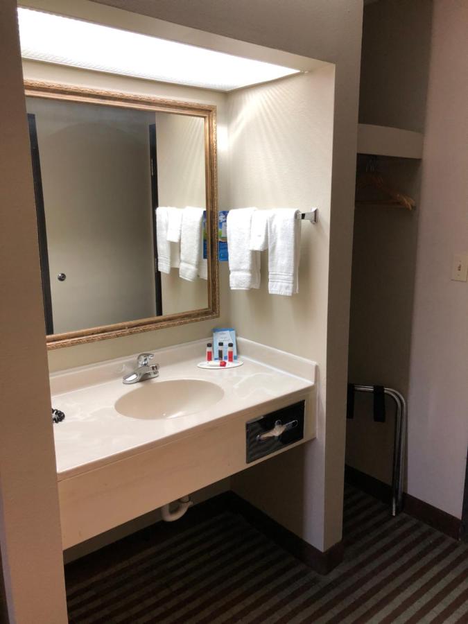 Deluxe King Room - Non-Smoking at Baymont by Wyndham Oklahoma City Airport