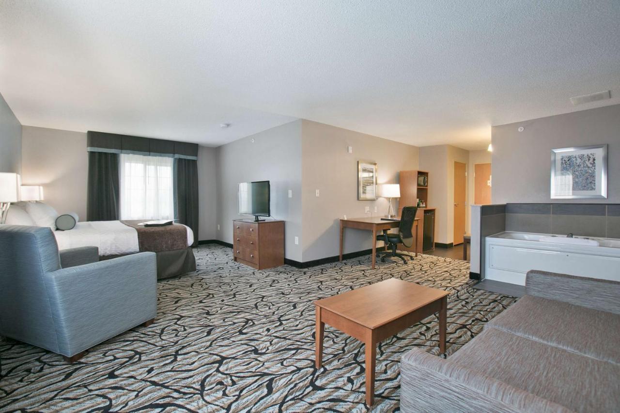 King Suite with Spa Bath at Best Western Plus Blaine at the National Sports Center