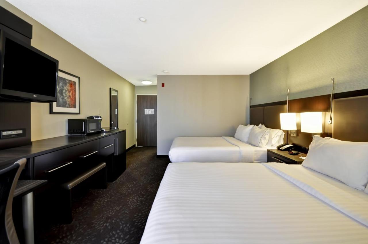 Queen Room with Two Queen Beds - Mobility Access Tub/Non-Smoking at Holiday Inn Express Romulus / Detroit Airport by IHG