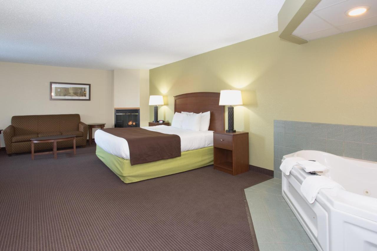 King Suite at Cobblestone Hotel & Suites – Wisconsin Rapids