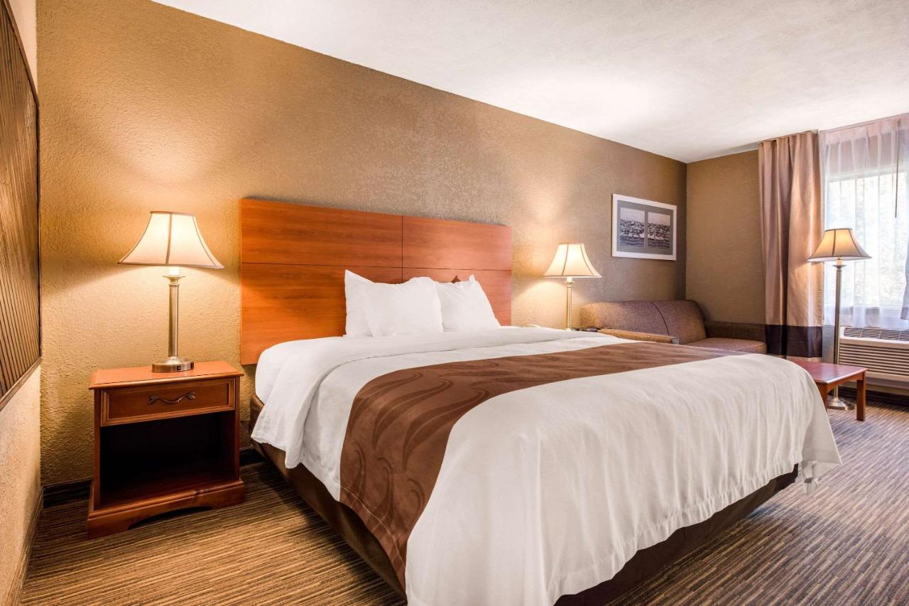 Suite, King Bed with Whirlpool and Sofa Bed at Quality Inn & Suites New Castle