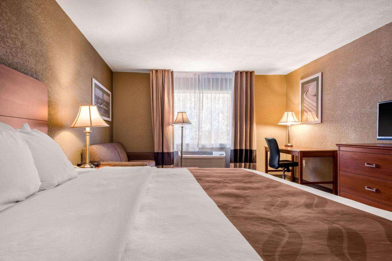 Suite, King Bed with Whirlpool and Sofa Bed at Quality Inn & Suites New Castle