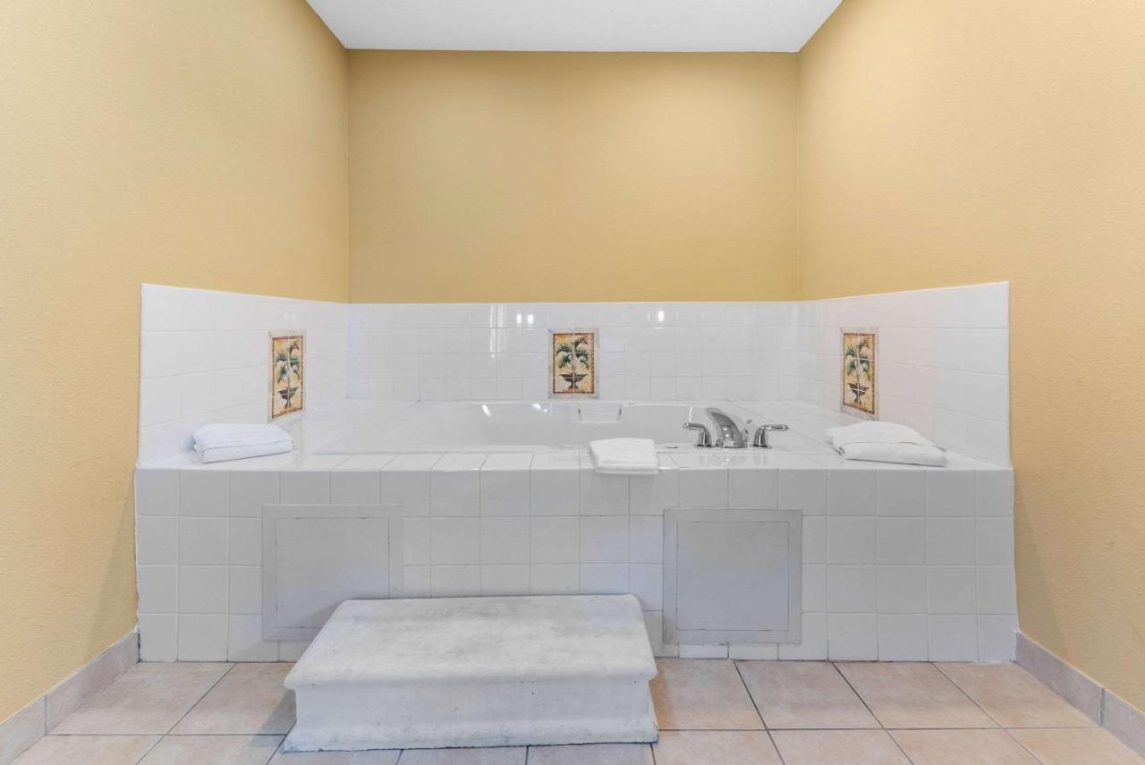 King Suite with Sofa Bed and Hot Tub - Non-Smoking at Comfort Suites Findlay I-75 near Sports Complex
