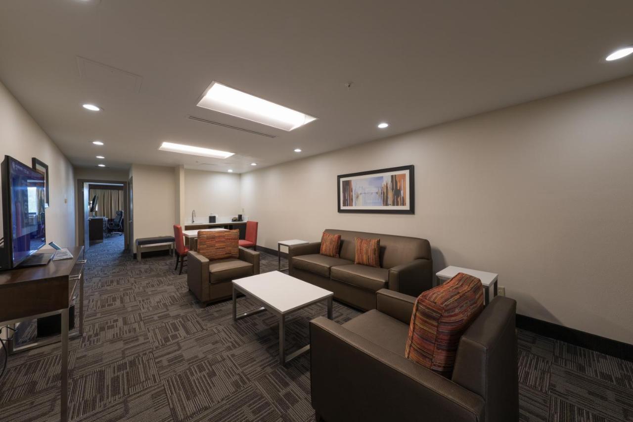 One-Bedroom Suite with King Bed - Non-Smoking at Holiday Inn Brookfield - ​​Milwaukee by IHG