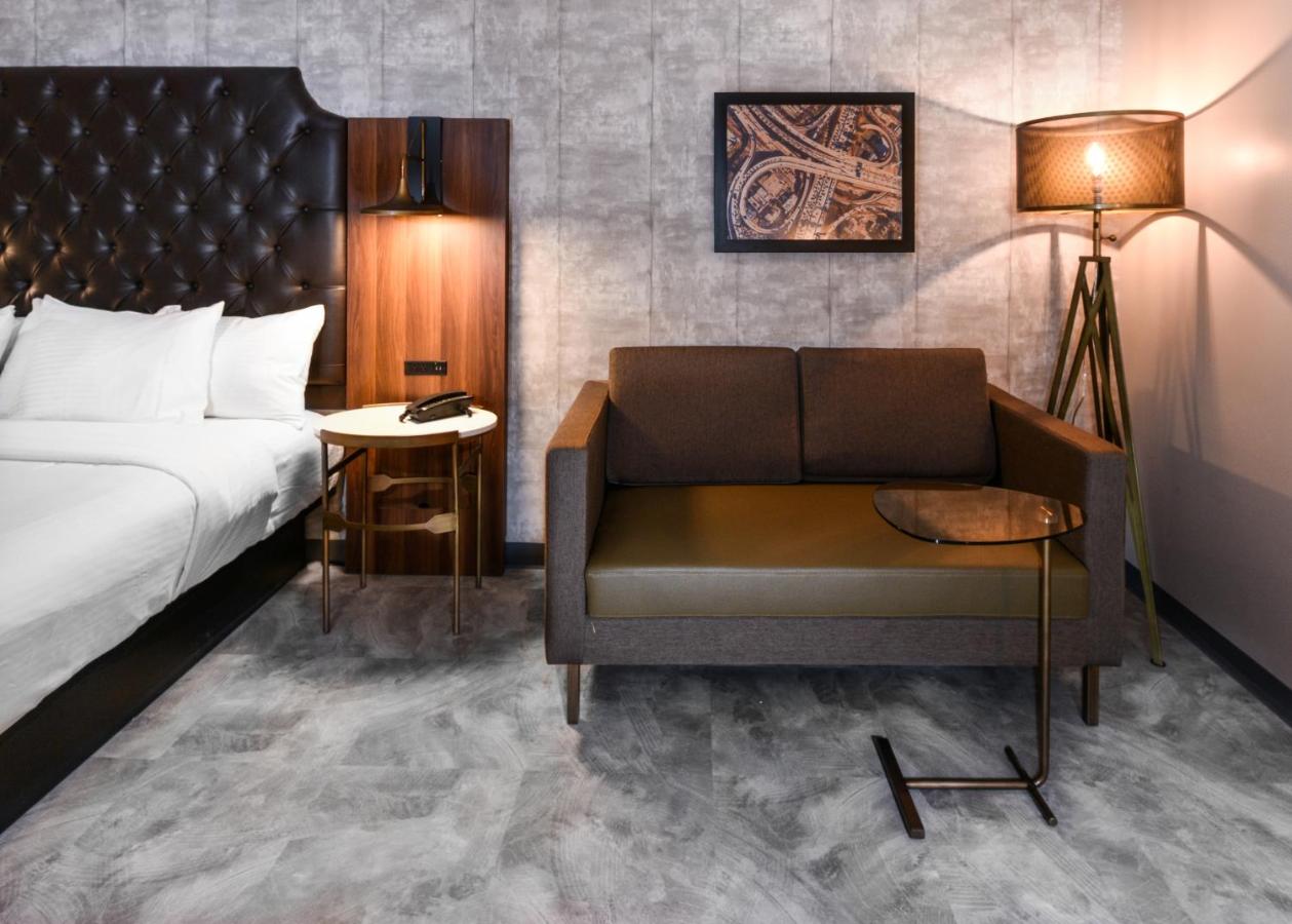 King Suite at Hollywood Inn Suites Hotel