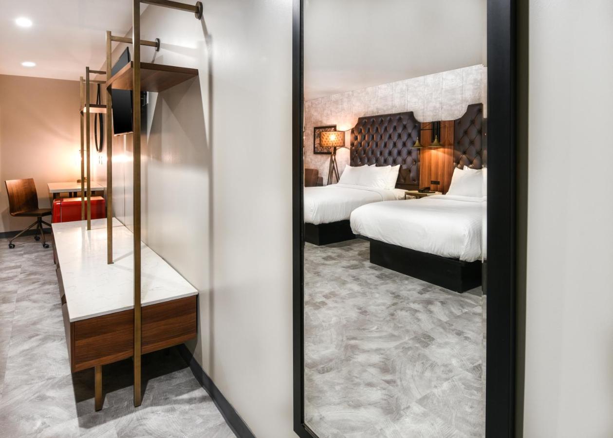 Queen Suite at Hollywood Inn Suites Hotel
