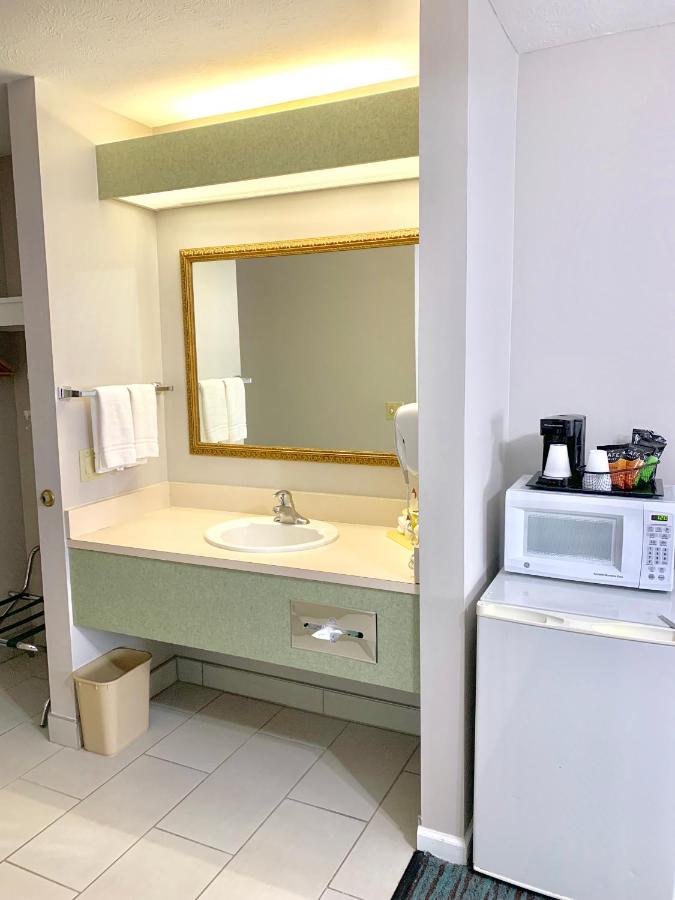 King Suite at BridgePointe Inn & Suites by BPhotels, Lincoln I-80/27th St