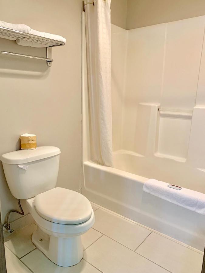King Suite at BridgePointe Inn & Suites by BPhotels, Lincoln I-80/27th St