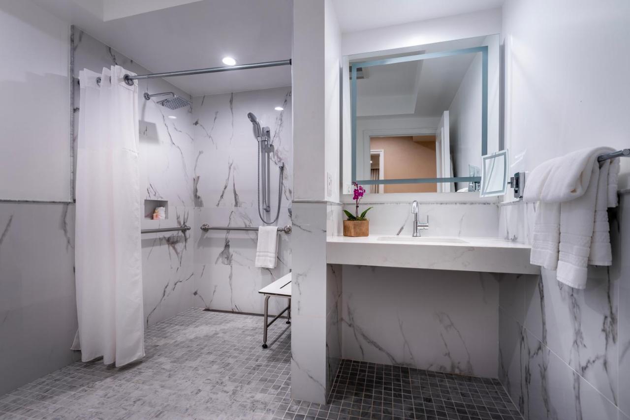 Luxury Suite Double at Beverly Hills Plaza Hotel & Spa
