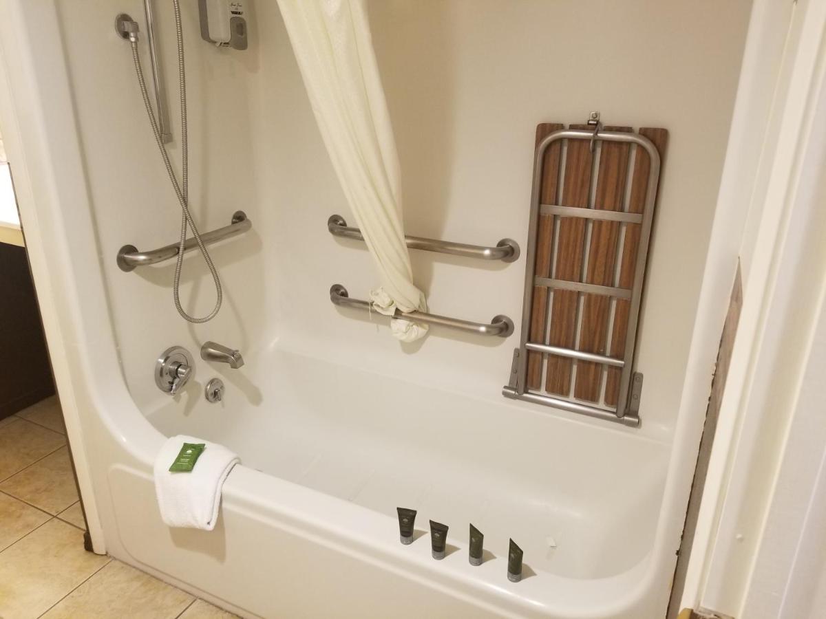 Deluxe Queen Suite - Accessible at Fireside Lodge