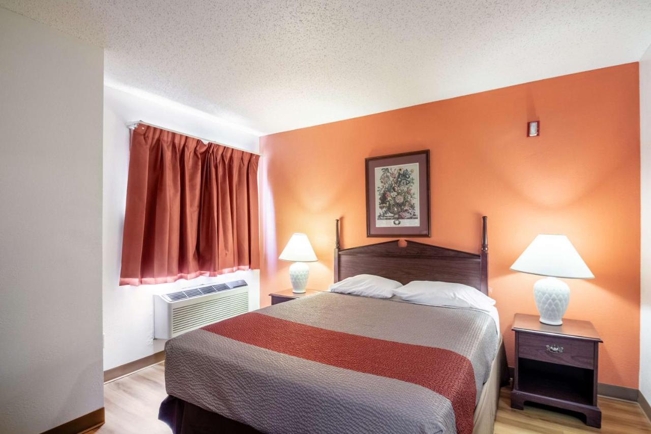 Queen Suite - Non-Smoking at Motel 6 Saukville