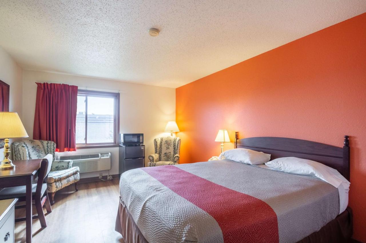 Queen Room - Non-Smoking at Motel 6 Saukville
