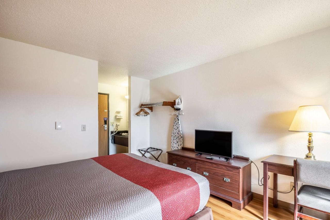 Queen Room - Non-Smoking at Motel 6 Saukville