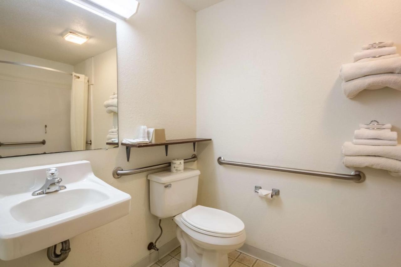 Queen Room - Disability Access - Non-Smoking at Motel 6 Saukville