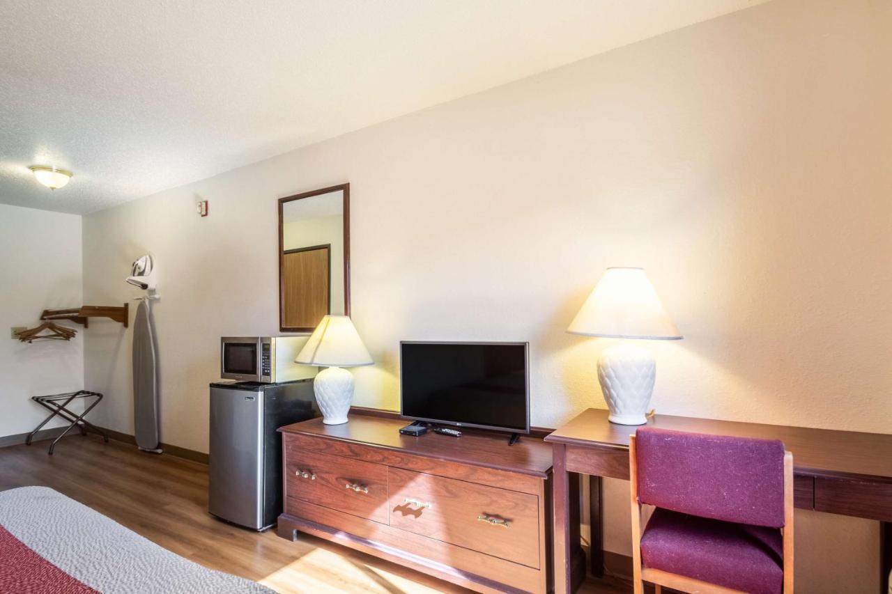 Queen Room - Non-Smoking at Motel 6 Saukville