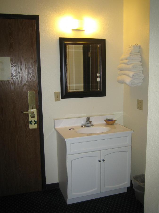 Queen Room with Two Queen Beds Smoking at Knights Inn Litchfield