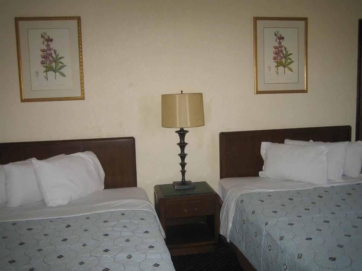 Queen Room with Two Queen Beds Smoking at Knights Inn Litchfield