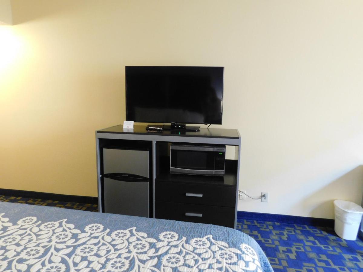 King Room - Disability Access/Non-Smoking at Days Inn & Suites by Wyndham Pocahontas