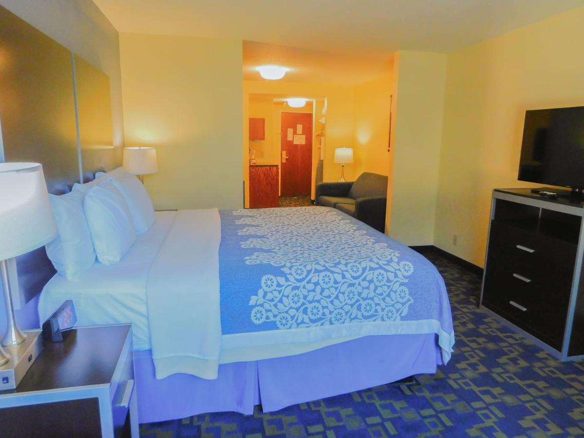 King Suite - Non-Smoking at Days Inn & Suites by Wyndham Pocahontas