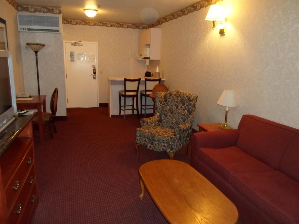 Deluxe Suite at Arena Hotel