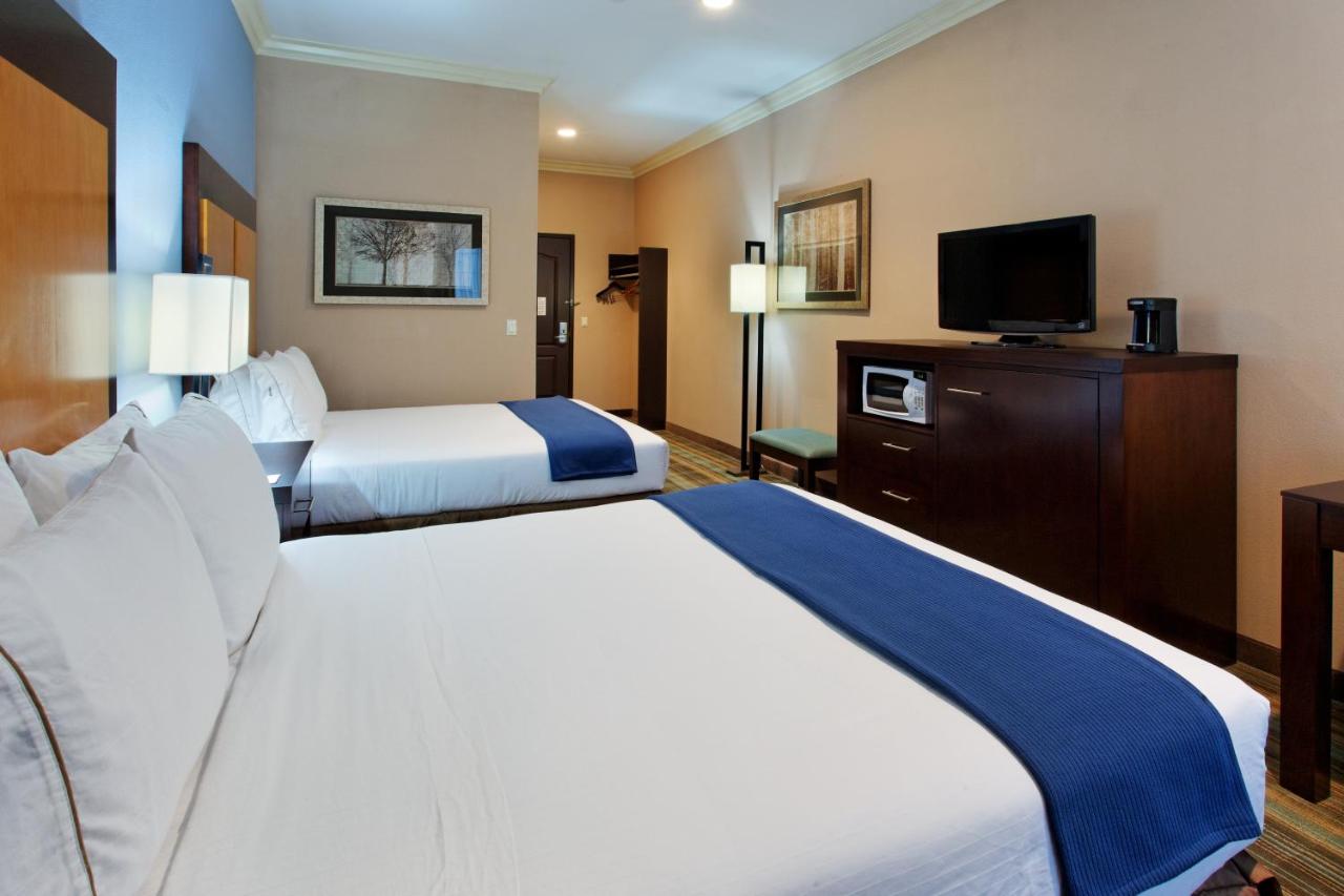 Queen Room with Two Queen Beds - Disability Access at Holiday Inn Express Benicia by IHG