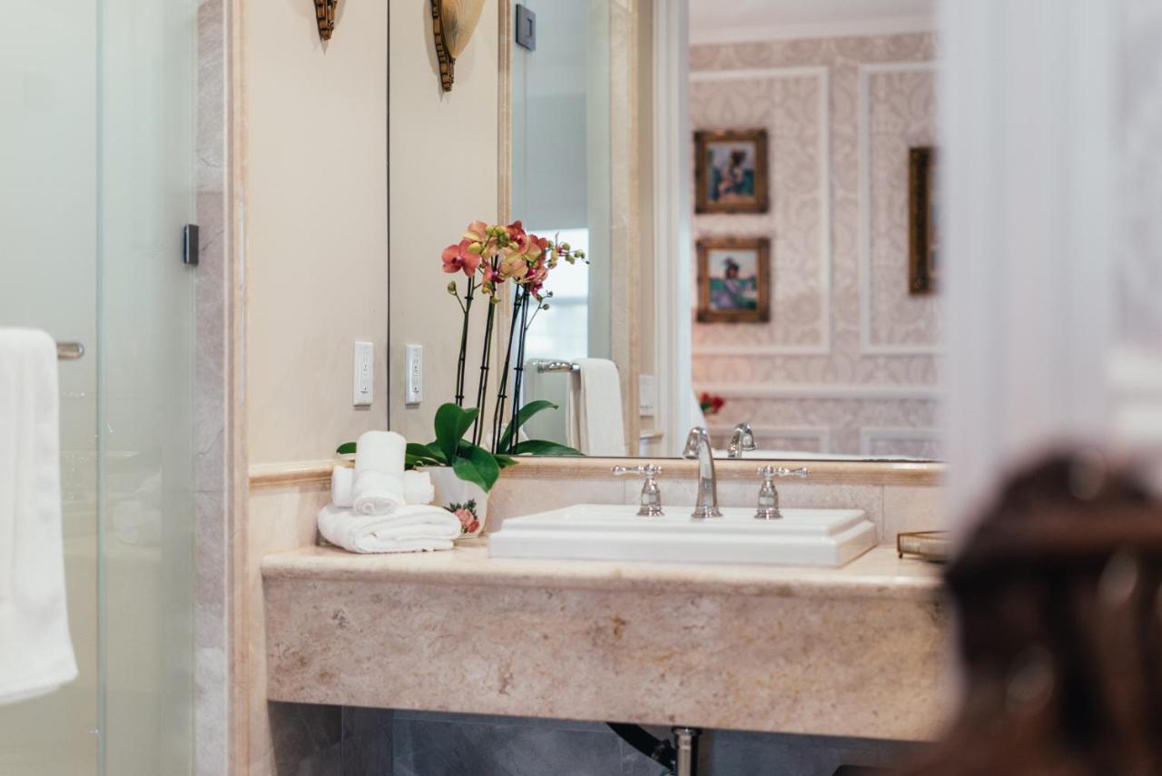 Suite with Spa Bath at Sutter Mansion