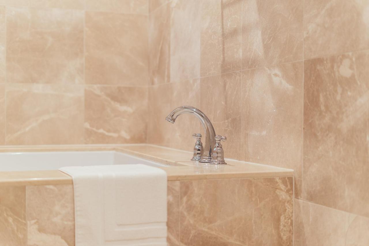 Suite with Spa Bath at Sutter Mansion
