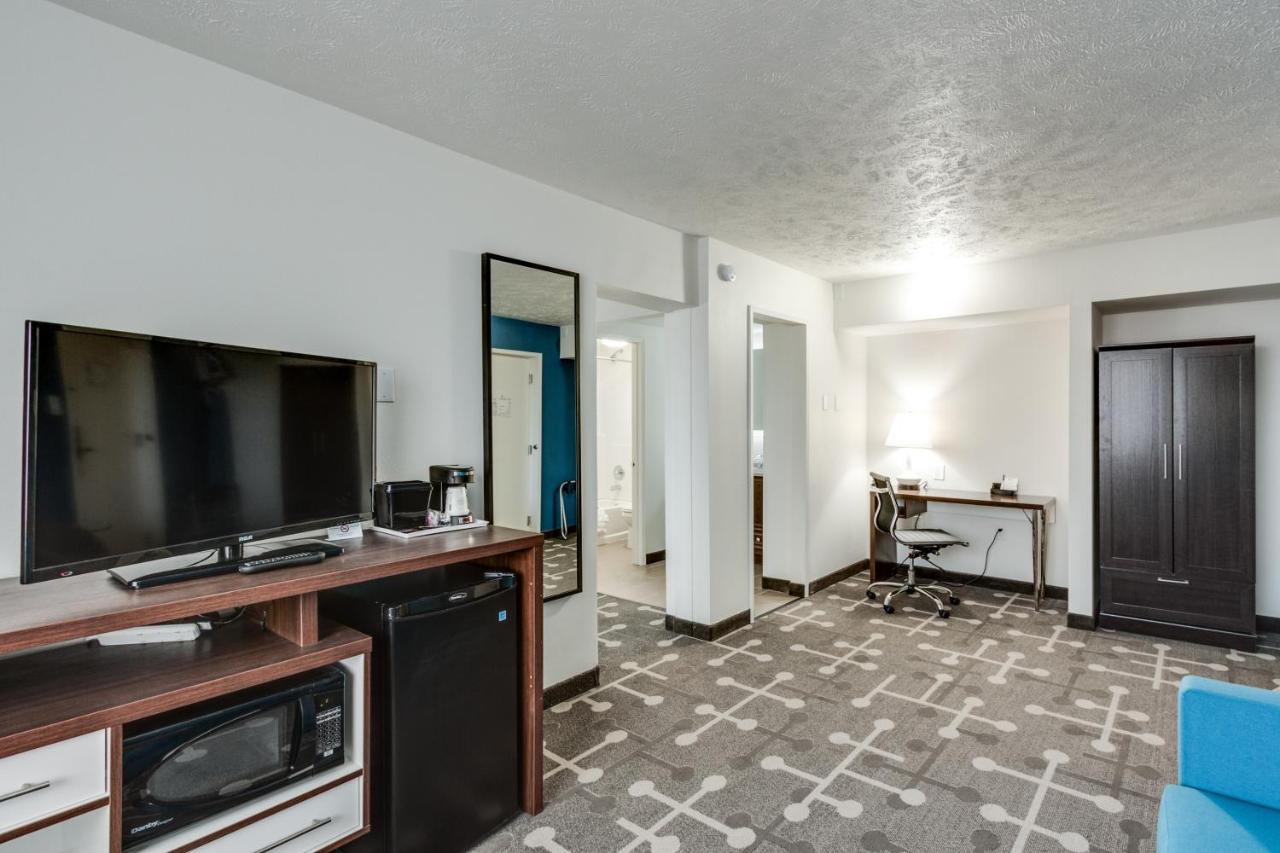 King Suite - Mobility Access/Non-Smoking at Baymont by Wyndham Spokane