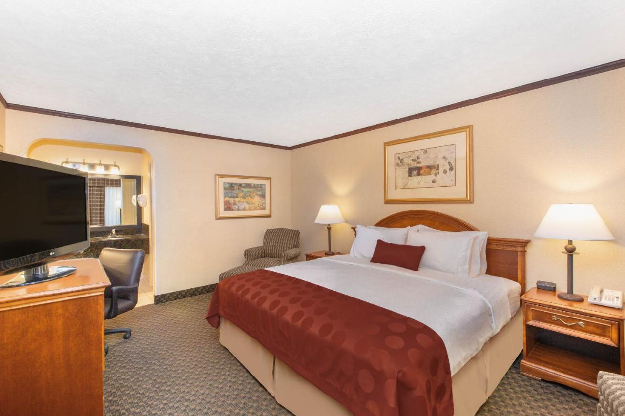 King Room - Non-Smoking at Ramada by Wyndham Midtown Grand Island
