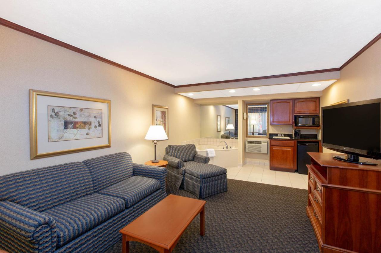 King Suite - Non-Smoking at Ramada by Wyndham Midtown Grand Island