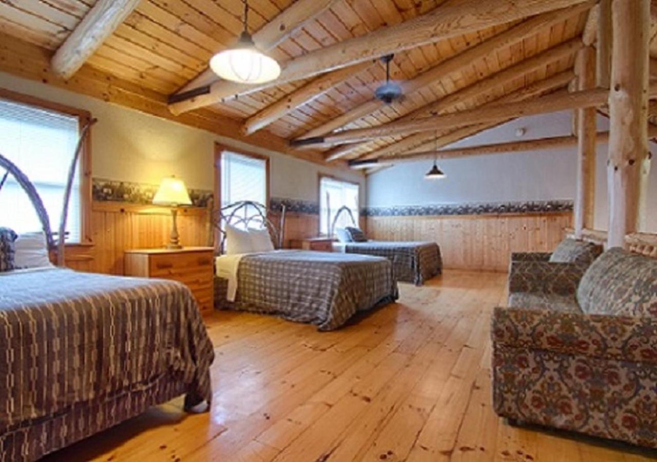 Deluxe Family Cabin at The Smokehouse Lodge and Cabins