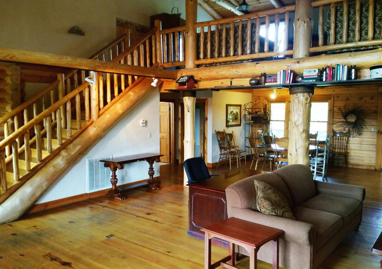Deluxe Family Cabin at The Smokehouse Lodge and Cabins