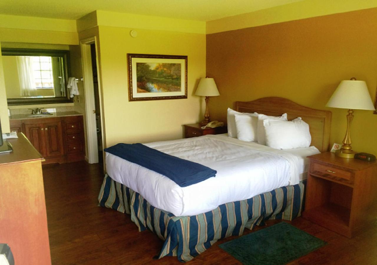 Queen Room at The Smokehouse Lodge and Cabins